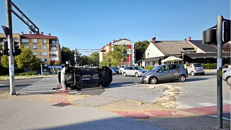 FOTO Dvoje ozlijeđenih u prometnoj u Zagrebu, jedan auto završio na boku