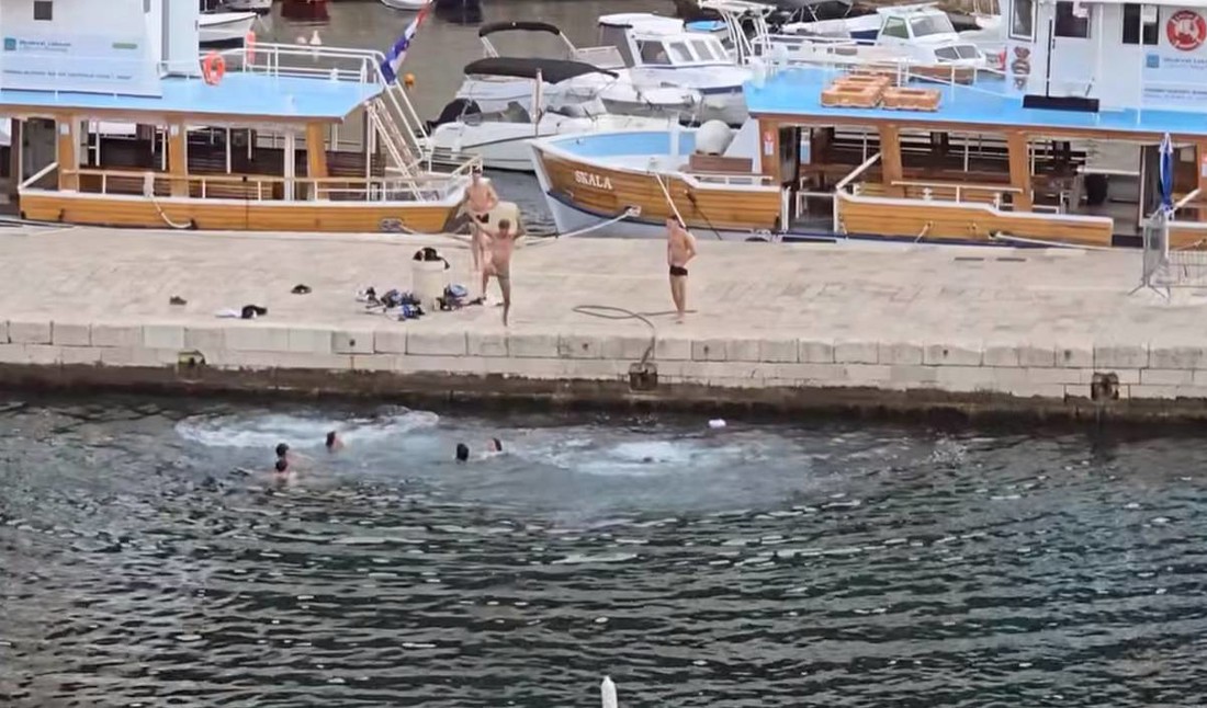 Mladi turisti se (goli) kupali u dubrovačkoj luci. Nakon - druženje s policijom