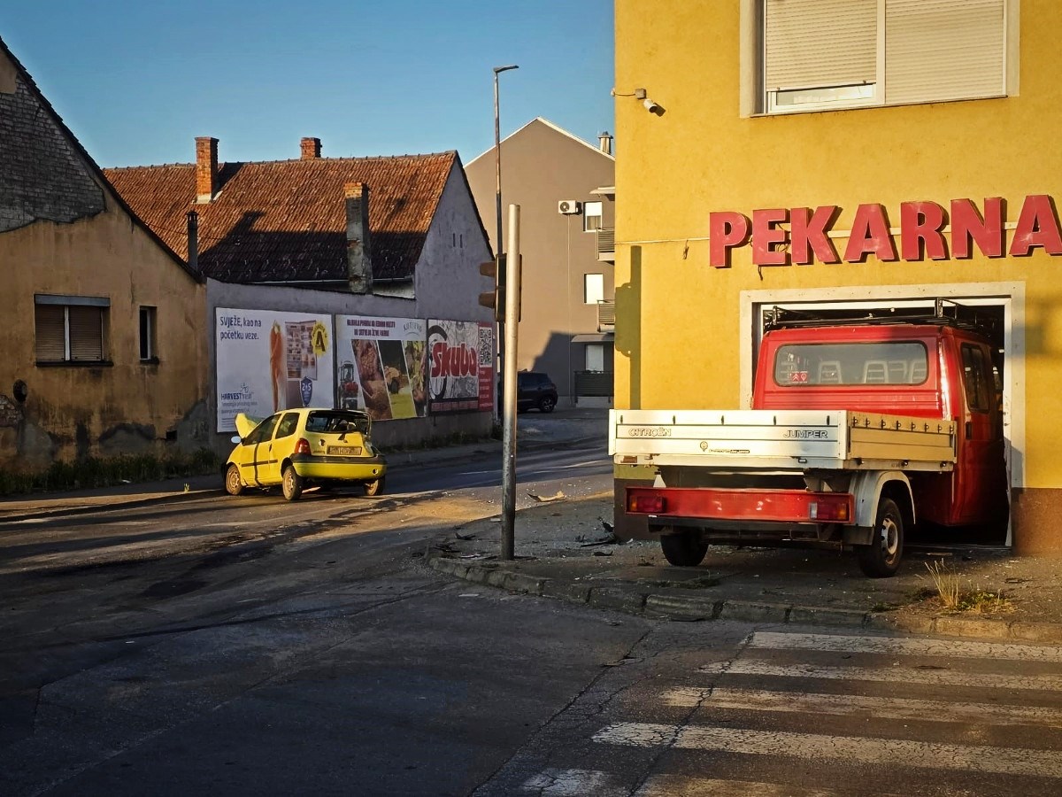 Pet ozlijeđenih u prometnoj u Požegi. Kamion uletio u pekaru, smrskan Twingo