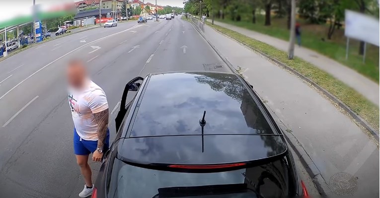 VIDEO Tetovaže i mišići nisu pomogli: Ispriječio se autobusu, evo kako je prošao