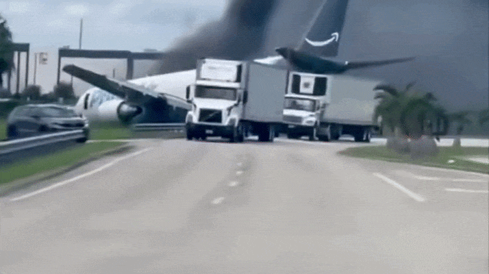VIDEO Boeing izletio s piste u Miamiju, završio na cesti, zabio se u vozila i zapalio