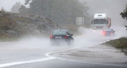 HAK: Kiša i vjetar otežavaju promet, zbog odrona zatvoren dio ceste u Gorskom kotaru