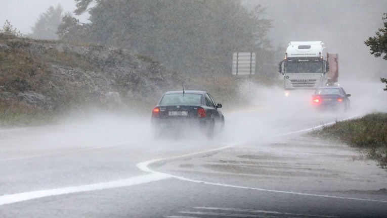 HAK: Kiša i vjetar otežavaju promet, zbog odrona zatvoren dio ceste u Gorskom kotaru