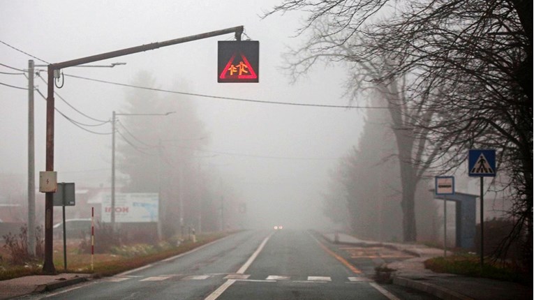 Magla stvara probleme u prometu u Lici