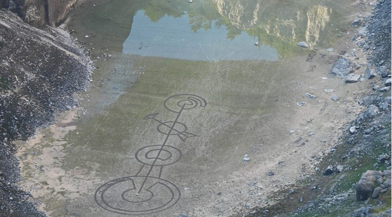 Misterij u Imotskom: Po noći na dnu presušenog Modrog jezera nacrtao čudne znakove