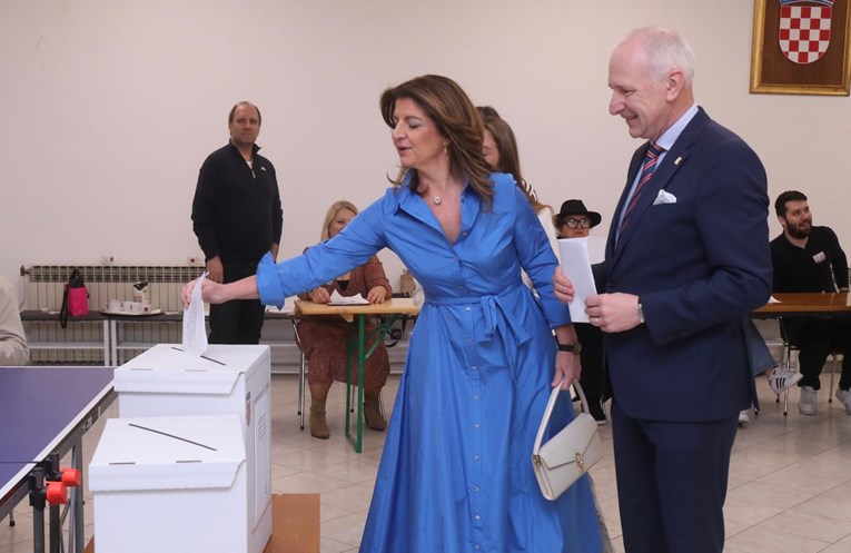 Krstulović Opara došao glasati s obitelji, supruga Daniela nosila dugu plavu haljinu