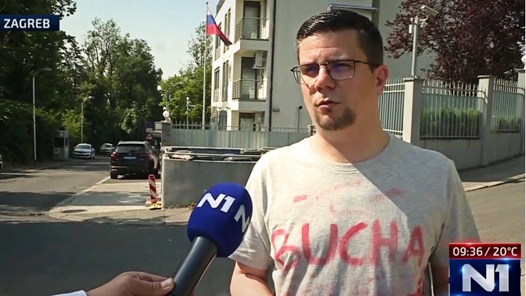 FOTO Hajduković pred ruskim veleposlanstvom: "Ruska nafta ima boju ukrajinske krvi"