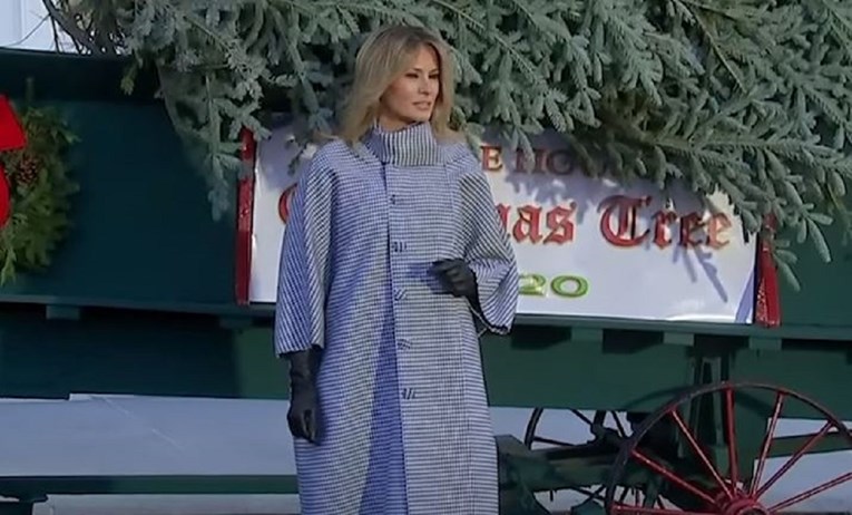 Melaniji Trump rugaju se na Twitteru zbog snimke u kojoj psuje božićni dekor