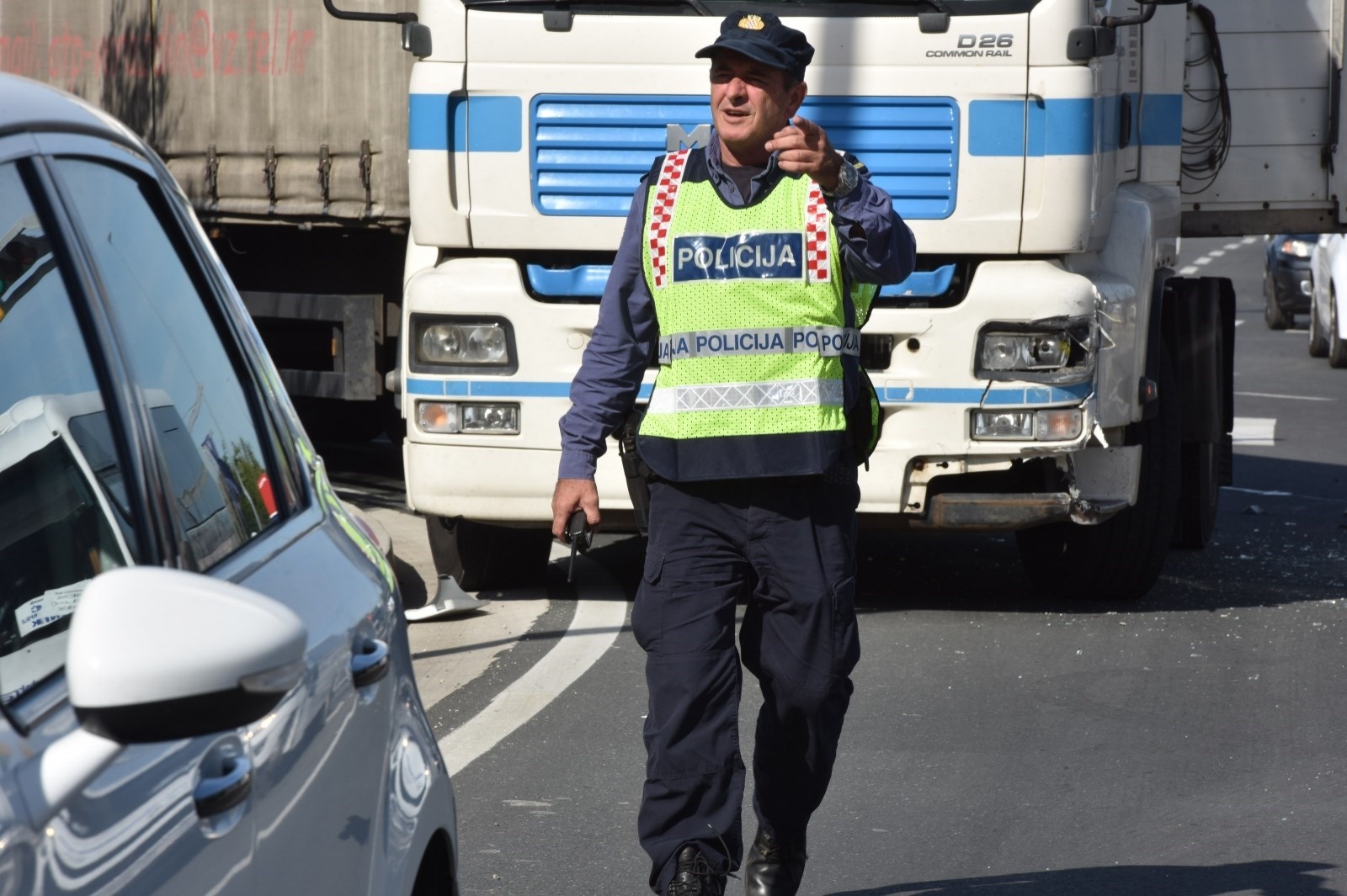 Teška nesreća kraj Velike Gorice, jedna osoba poginula u sudaru dva auta i kamiona