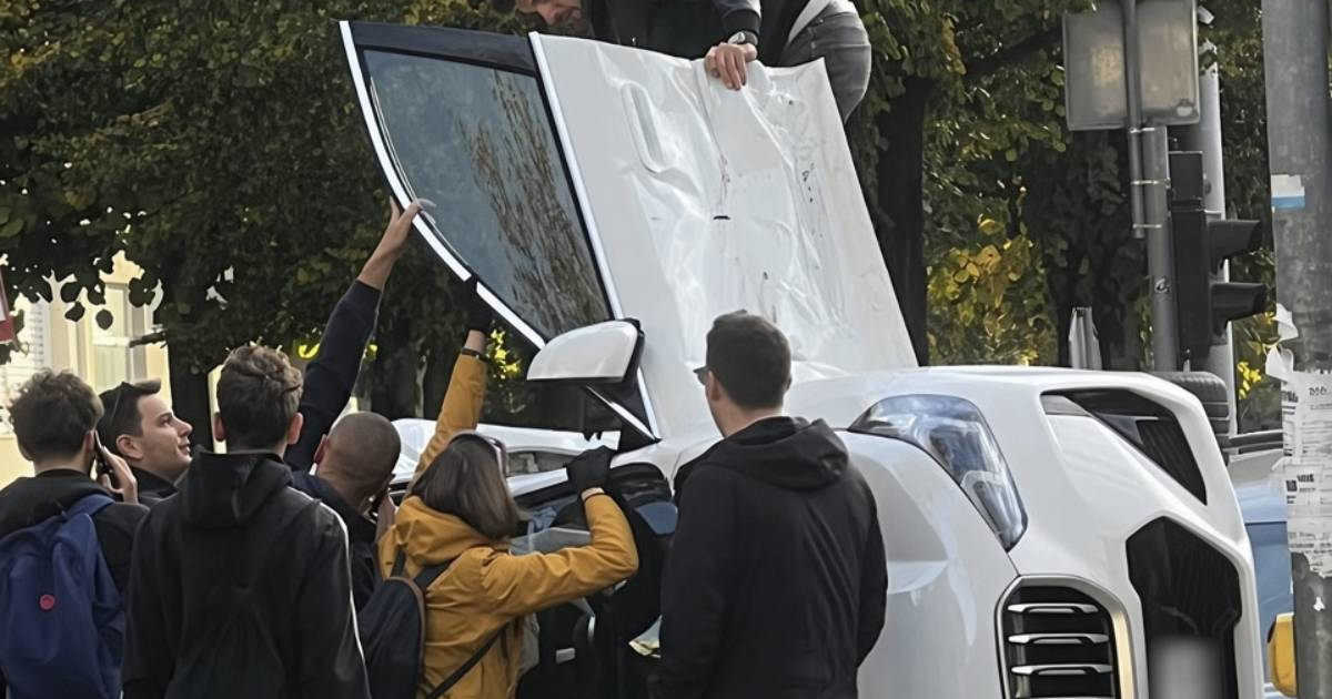 FOTO Neobična prometna u Zagrebu, bijeli BMW završio na boku