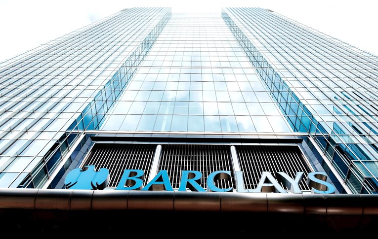 Aktivisti u Londonu oštetili sjedište banka Barclays, čekićima razbijali prozore