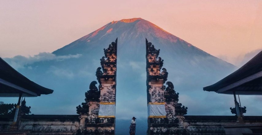Rus se skinuo gol na "svetoj" planini na Baliju i fotografirao, deportiran je