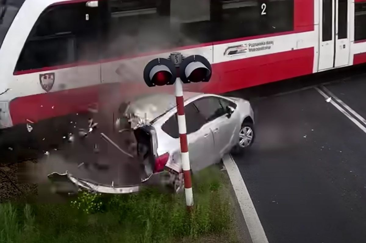 VIDEO Vlak smrskao automobil na pruzi u Poljskoj