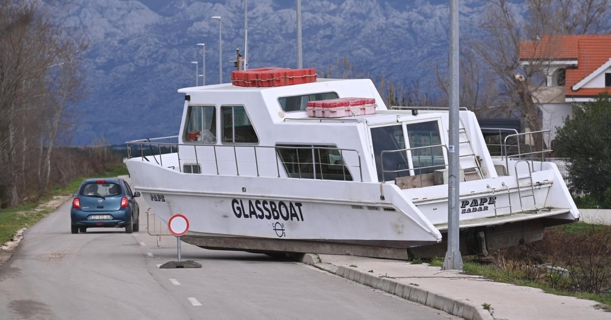 FOTO U Ninu se jučer brod nasukao na cestu. Još tamo stoji