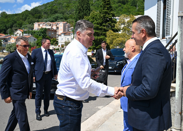 Milanović se sastao s Hrvatima u Crnoj Gori