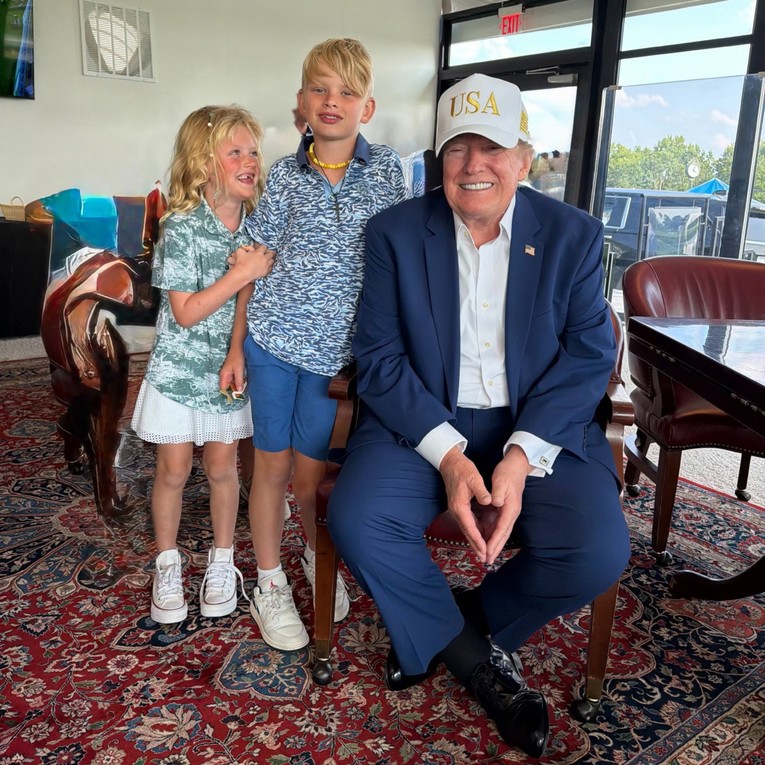 Fotografija Trumpa zbunila internet, mnogi gledaju u ono što ne bi trebalo biti tamo