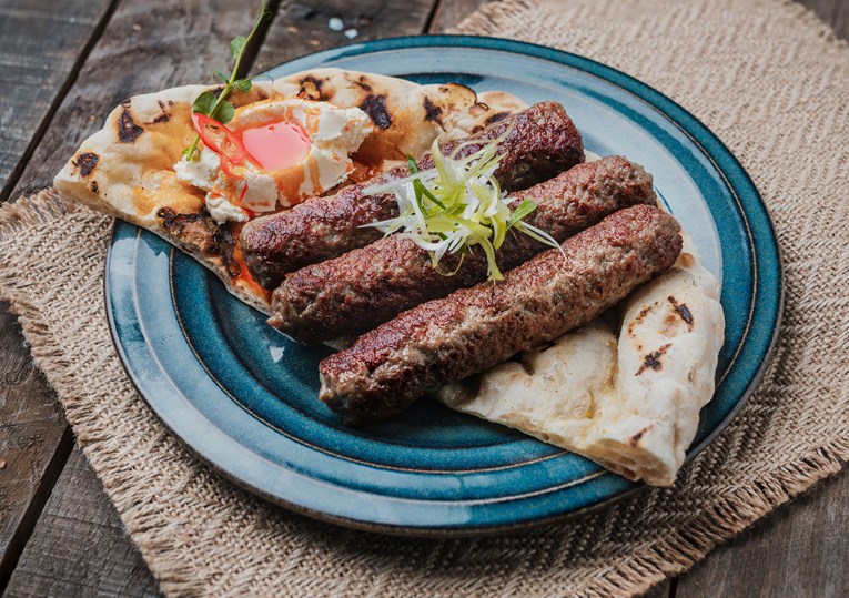 Balkan x Japan: Ćevapi na japanski način odsad se mogu probati u Rougemarinu