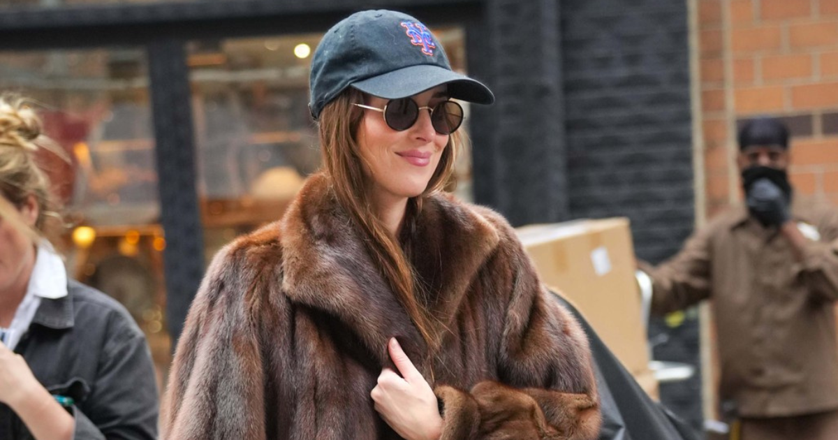 Top nam je ova krznena bundica koju nosi Dakota Johnson