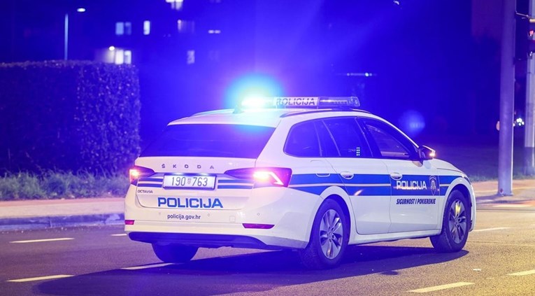 Pijan autom sletio s ceste pa se zabio u ogradu kuće u Zagrebu. Lakše je ozlijeđen