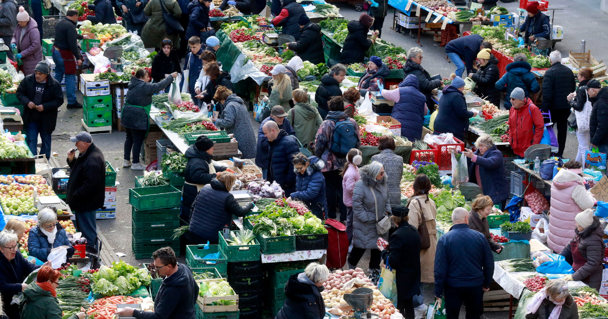 FOTO Gužva na Dolcu na Veliki petak