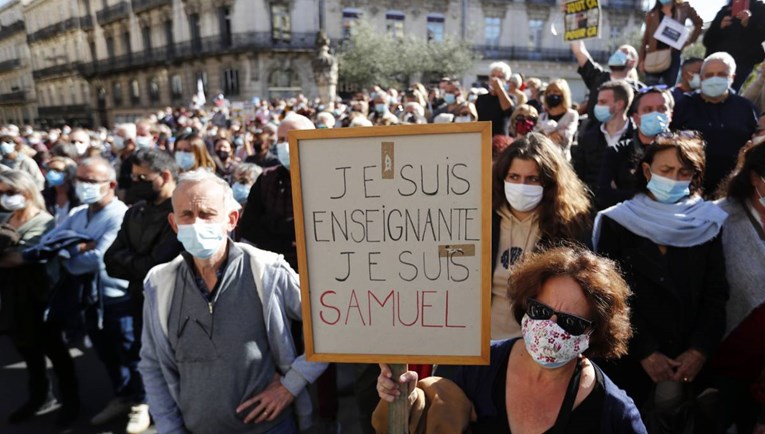 Ljudi se diljem Francuske okupljaju u znak potpore ubijenom nastavniku