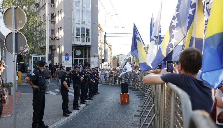 HNS BiH: Schmidtov ured popustio pred prijetnjama bošnjačkih prosvjednika