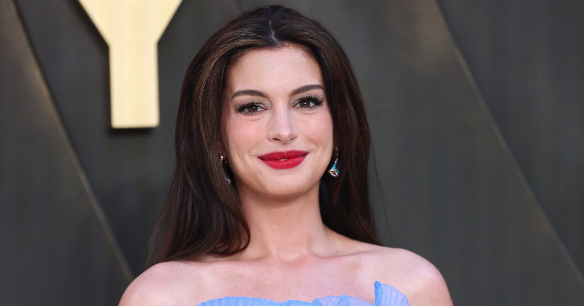 Anne Hathaway (43) istaknula trudnički trbuh u lepršavoj plavoj haljini