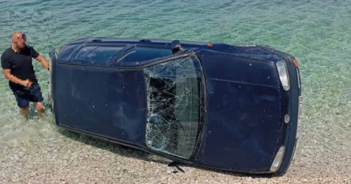 Auto na Braču završio u moru kod rive, pogledajte