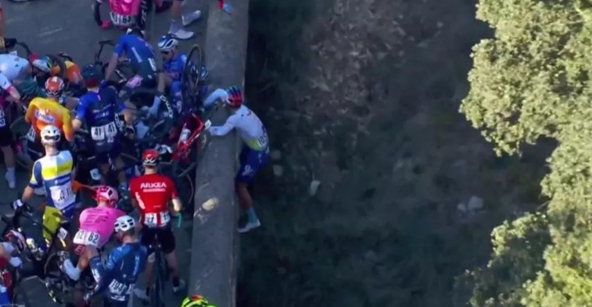 Biciklist nakon velikog sudara visio s mosta. Pogledajte kaotične scene iz Francuske