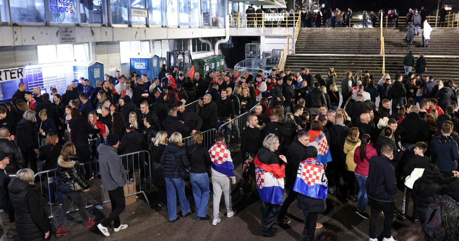 FOTO Thompson nastupa u Rijeci. Na ulazima se stvarale gužve, neki su palili baklje