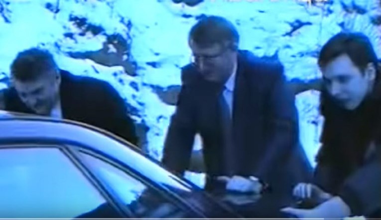 Širi se snimka iz 1996. na kojoj Šešelj i Vučić guraju auto po snijegu