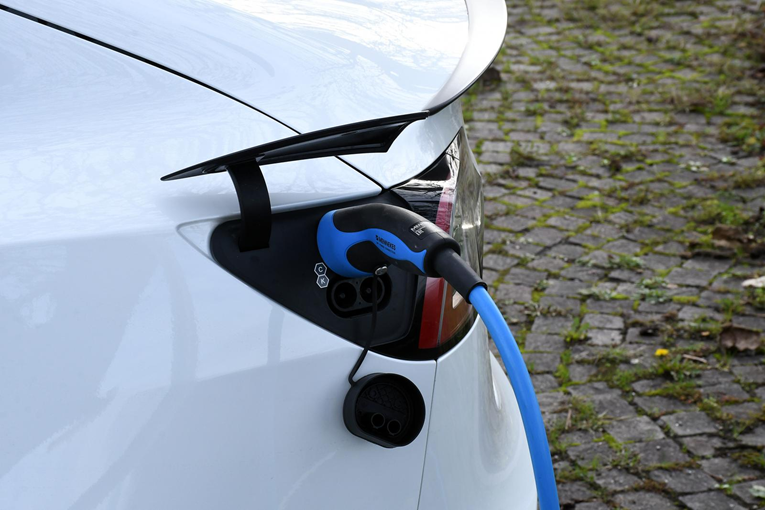 Električni snažno rastu, benzinci padaju. Objavljeni novi podaci o prodaji auta u EU