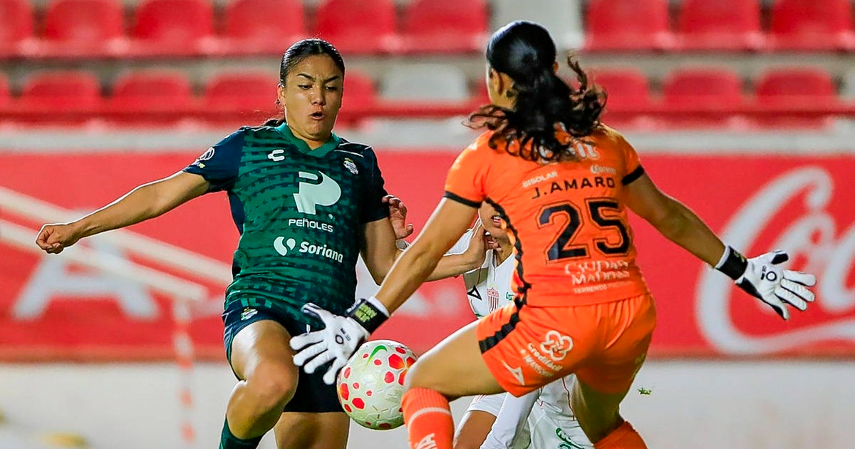 Ovo je trenutak u kojem nogometašice u Meksiku bježe s terena. Mislile su da se puca