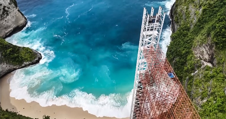 Bali naredio rušenje kontoroverznog staklenog lifta na litici