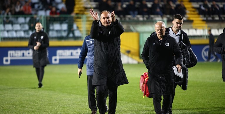 VIDEO Isključenog Štimca tjerali s tribine u Širokom. Okružili ga navijači suparnika