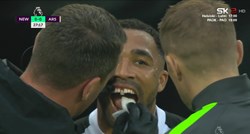 Napadaču Newcastlea spašavali su zub za vrijeme utakmice, pogledajte što se dogodilo