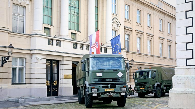 FOTO Hrvatska vojska pomaže preseliti sabor na Črnomerec