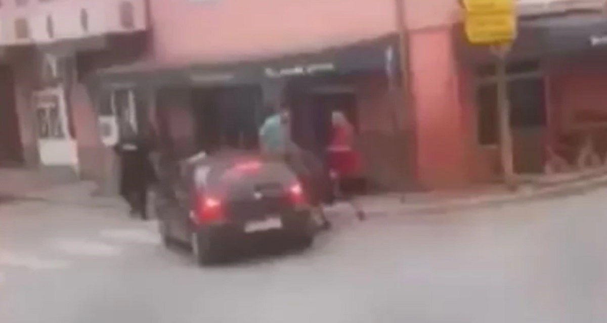 U BiH autom uletio na terasu kafića i pobjegao. Jedna osoba poginula