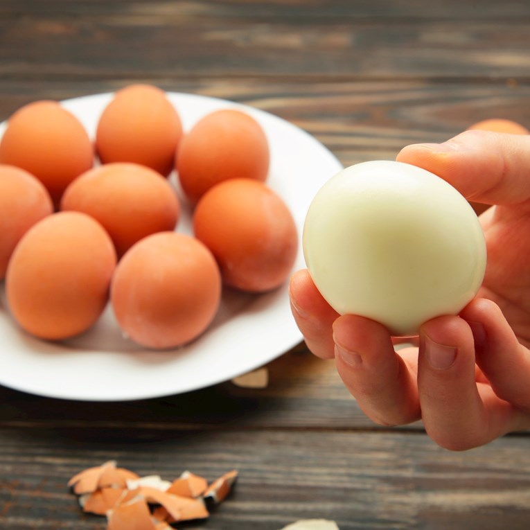 Jaje vam se kida dok ga gulite? Uz ovaj trik ogulit će se u jednom potezu