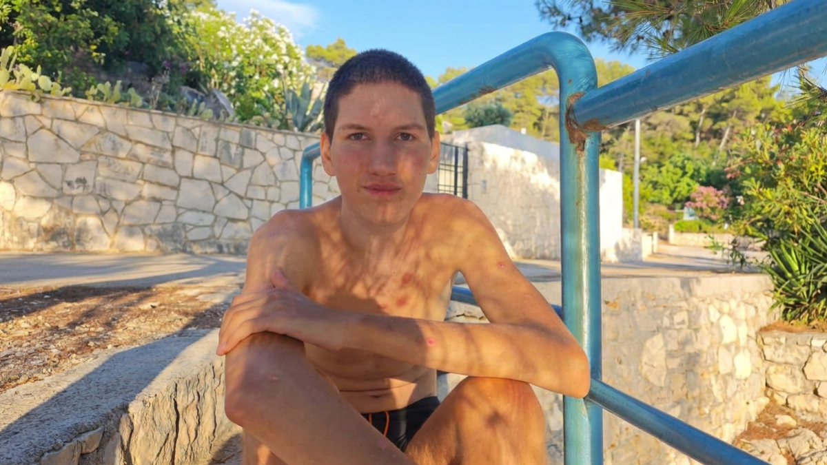 Država smanjila invalidninu autističnom Roku i tražila da vrati 800 eura. "Dno dna"