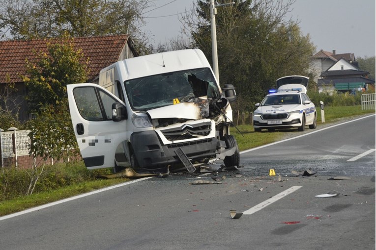 FOTO Sudar auta i kombija na Podravskoj magistrali, kombi se zapalio