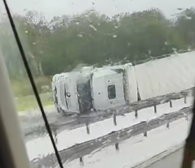 VIDEO Velike gužve na A3. Prevrnuo se kamion
