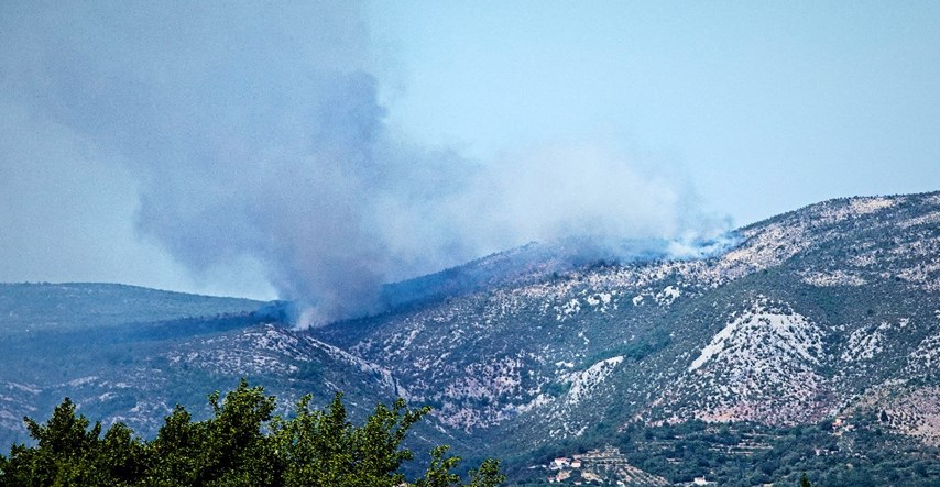 Brojni požari u Hercegovini, nebo nad Mostarom sivo od dima i pepela