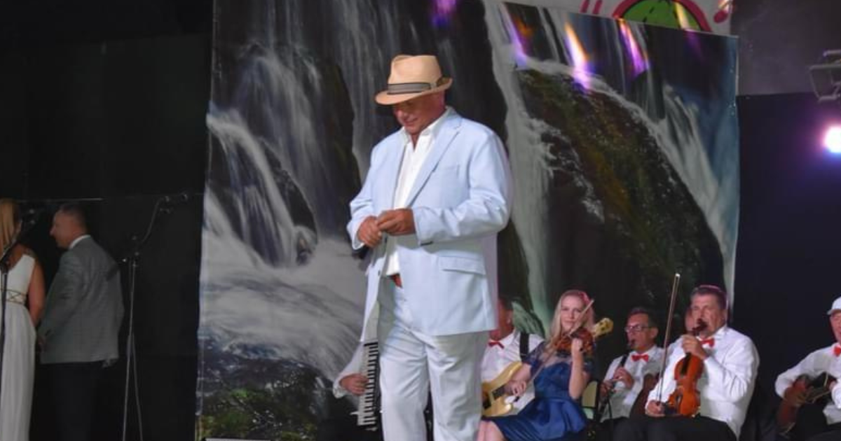 Pjesme ovog pjevača puštaju se na brojnim radio postajama, no nitko ne zna tko je on