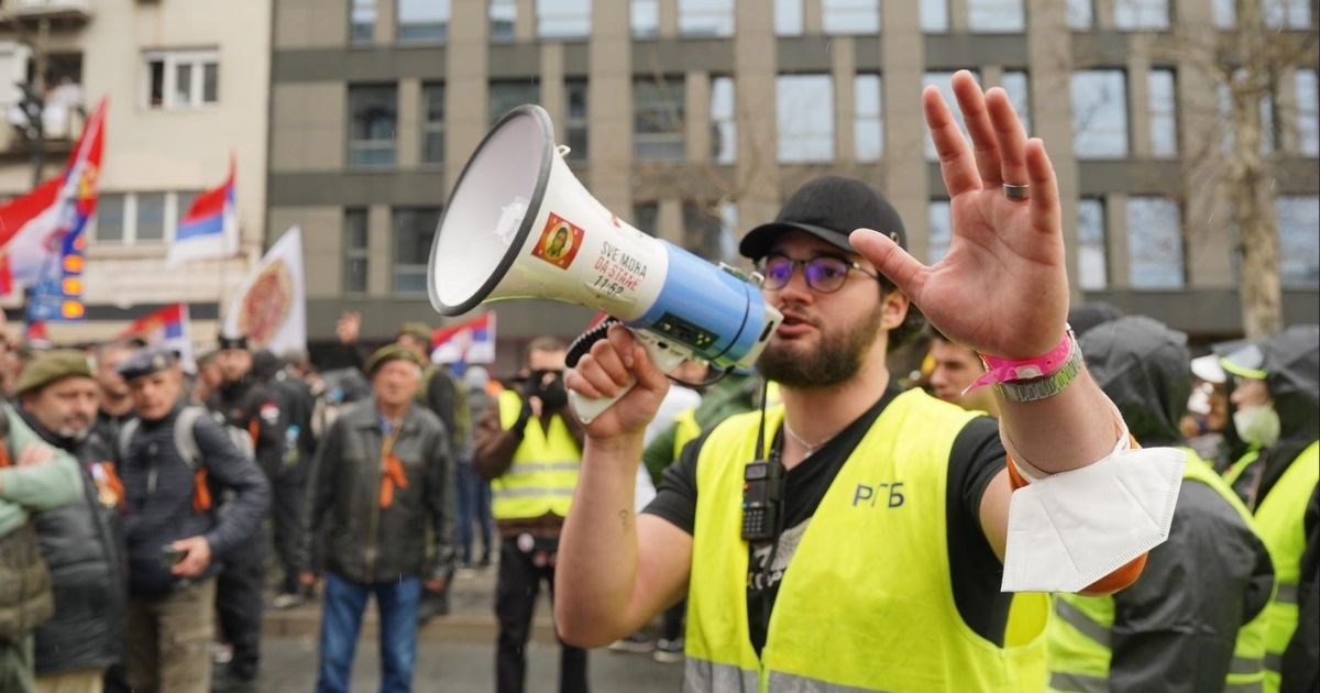 Studenti redari u Srbiji na ruke ispisali bitne podatke prije protesta. Širi se fotka