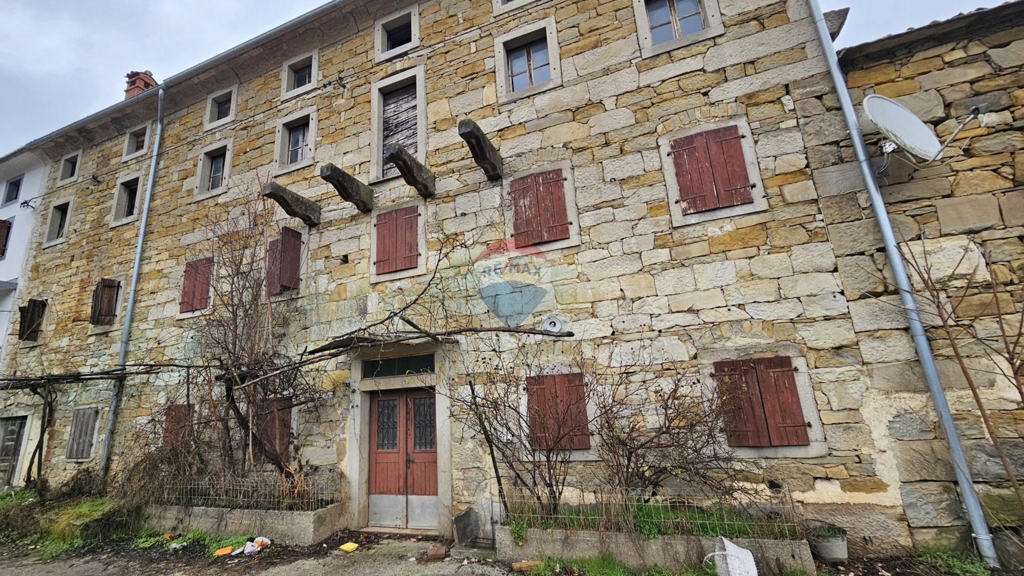 Oglasi: Kamena kuća na parceli od 600 kvadrata u okolici Buzeta za manje od 100k eura