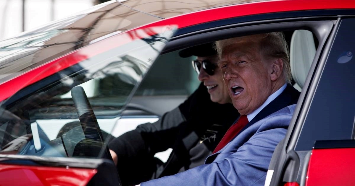 Trump obećao "pakao" napadačima na Tesline trgovine