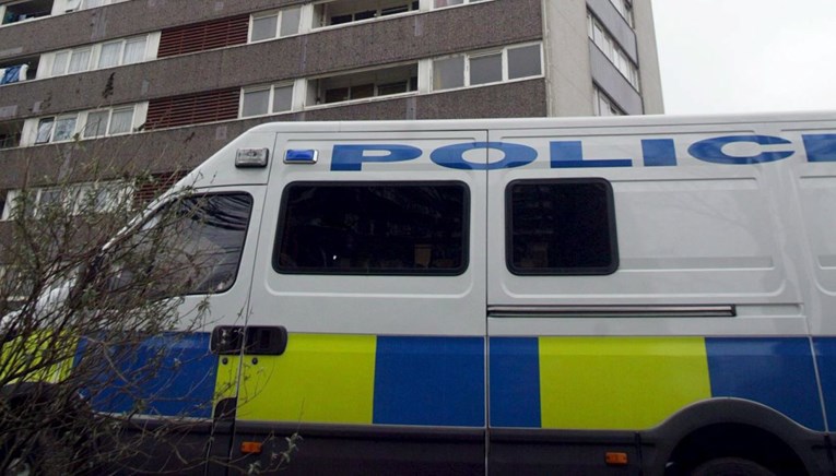 Ženu u Britaniji silovala dva muškarca. "Vrijeđali su me zbog rase"