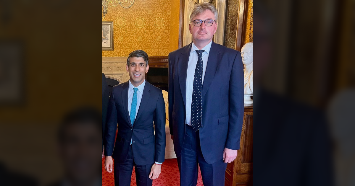Ova fotka britanskog premijera postala je viralna iz očitog razloga