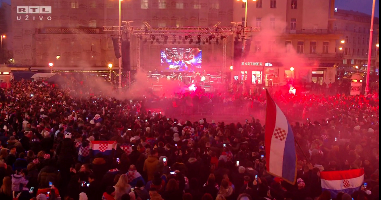 FOTO Na Trgu zasvirala Lijepa li si, navijači zapalili baklje